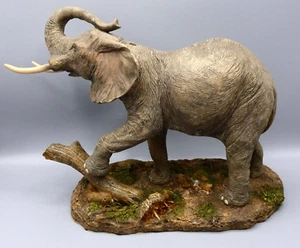 Figura de resina elefante africano Regencia 2007 34 cm de ancho escultura detallada - Imagen 1 de 10