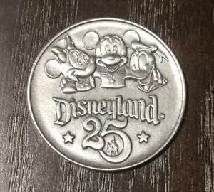 Moneta Disney Vintage Disneyland 25° Anniversario Topolino Minnie Paperino - Foto 1 di 4