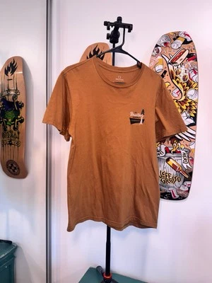 Camiseta Brixton MFG Co Marrón Para Hombre Talla Pequeña Gráfica Delantera y Trasera ¡Envío Rápido!! Foto 1 de 4