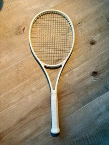Raqueta de tenis Wilson Blade V8 18x20 totalmente blanca personalizada - agarre tamaño 3 (4 3/8) - Imagen 1 de 10