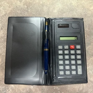 NUEVA CALCULADORA SOLAR EN ESTUCHE DE TRANSPORTE CON BOLÍGRAFO (EN BUEN ESTADO) - Imagen 1 de 1