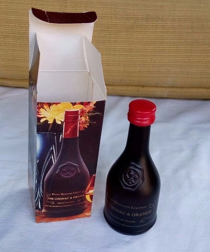 BOTELLA MINIATURA ROYALE MONTAIN FRANCE COÑAC Y NARANJA. VACÍO. Foto 1 de 4
