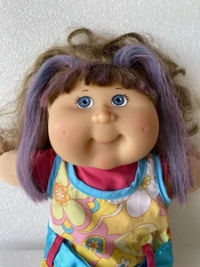 Muñeca Cabbage Patch Kids Play Along 2004 PA-23 pelo castaño con rayas moradas - Imagen 1 de 19