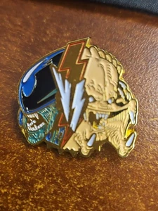 VTG Lapel Pinback Hat Pin Gold Tone Alien Vs Predator - Picture 1 of 2