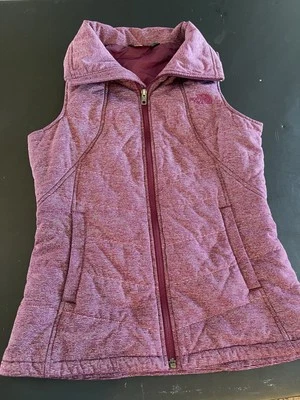 Chaleco acolchado North Face, rayas, granate para mujer S/P Foto 1 de 4