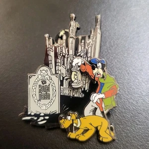 Pin Disney Mansión Embrujada Goofy y Plutón Cuidador Linterna Cementerio 25174 Brilla - Imagen 1 de 11