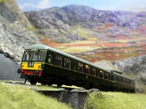 Bachmann 31-537 class 105 DMU BR Green Small Yellow Panels, Manchester/Rochdale - Picture 1 of 13