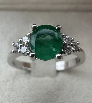 Anillo De Oro Blanco 18kt Con Diamantes Naturales Y Esmeralda Natural Colombiana - Imagen 1 de 4