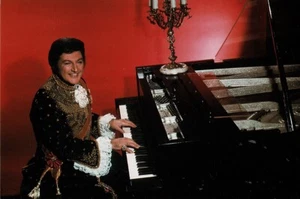 Liberace Postal Tapa de Cristal Baldwin Piano de Cola Zar Nicolás Disfraz - Imagen 1 de 2