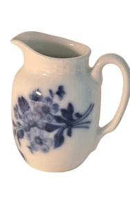 Hutschenreuther Hohenberg Jarra Pequeña Crema Azul y Blanco 3 1/2" Alta Alemania - Imagen 1 de 3