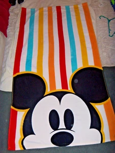 "Toalla de baño de playa Mickey Mouse multicolor a rayas de Disney 29"" x 59""" - Imagen 1 de 4