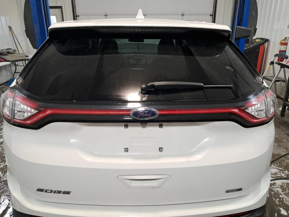 Used Center Tail Light Assembly fits: 2017 Ford Edge SE liftgate mounted center Foto 1 de 4