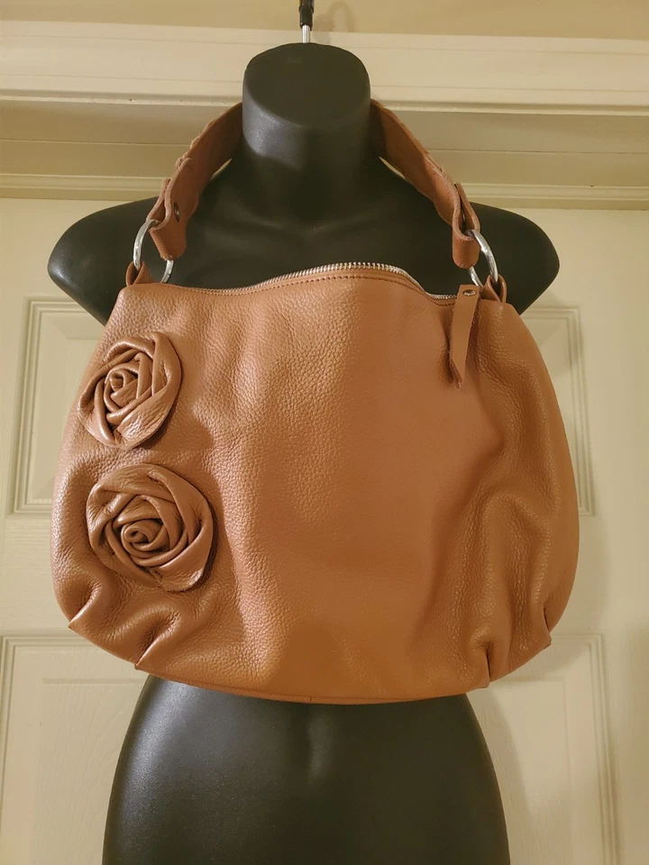 Bolso de hombro de cuero genuino marrón con detalle de rosa marca DuDu Foto 1 de 4