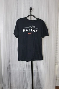 Camiseta gráfica Nike “Dallas Skyline” - Negra. Talla L - Imagen 1 de 6