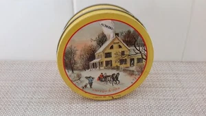 Vintage Currier and Ives The American Homestead latta rotonda vuota 4" inverno usato - Foto 1 di 6