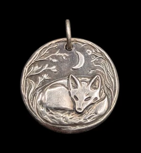 Feinsilber .999 Sweet Dreams Sleeping Fox Halbmond Mond Anhänger von SilverWishes - Bild 1 von 13
