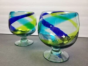Set Of 2 Hand Blown Swirl Blue/Turquoise/Lime Green 5.5" Goblets - EUC - Foto 1 di 5