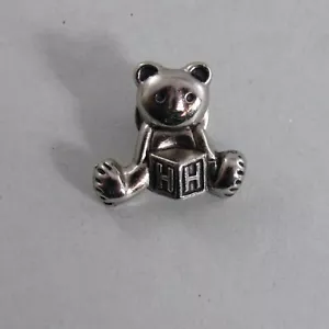 Pin de solapa vintage de oso con bloque de letras de madera tono plata - Imagen 1 de 2