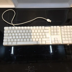 Genuine Apple Keyboard Model A1048 USB Wired QWERTY Keypad UK Vintage. Working - Picture 1 of 15