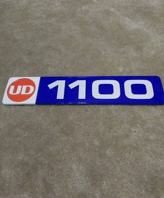 Nuevo emblema de puerta OEM NISSAN 1100 UD 89-94 parte 9691601d00 Foto 1 de 3