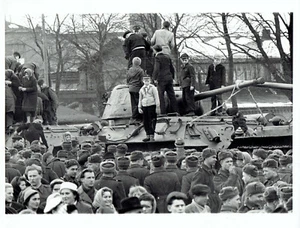 1958 Press Photo Soviet Troops & Army Tanks leave Germany Fuerstenwalde Station - Bild 1 von 2