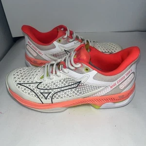 🔥MIZUNO WAVE EXCEED TOUR 5 TENNIS COURT SHOES WOMENS Size 8 WHITE CORAL TRIM - Picture 1 of 6