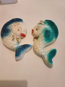 Wall Chalkware Kissing Fish Anthropomorphic Kitschy Kitsch Wall Plaque VTG Style - Picture 1 of 7
