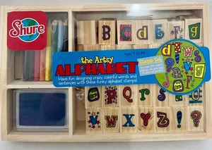 2510091 Spielzeug SHURE The ARTSY ALPHABET STEMPELSET Holz Holz Gummi NEU  - Bild 1 von 2