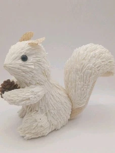 Weißes Sisal Weihnachten 4 Zoll Eichhörnchen mit Tannenzapfen Stroh Herbst/Winter Dekor - Bild 1 von 9