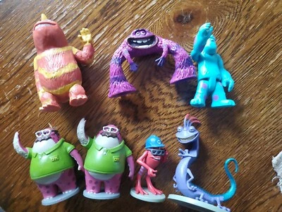 Lote de 7 bonecos de brinquedo universitários Disney Pixar Monsters Inc enfeites de bolo - Imagem 1 de 4