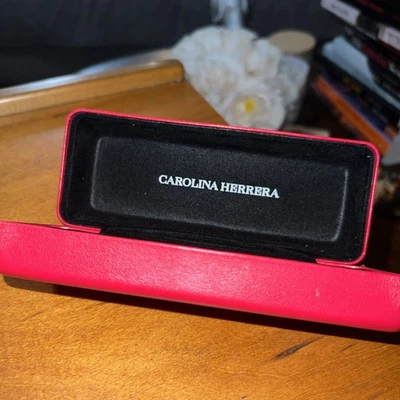 Estuche para gafas/gafas de sol Carolina Herrera de cuero rojo Foto 1 de 4
