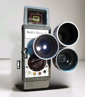 Cámara de película vintage Bell & Howell 8 mm 'TWO FIFTY TWO'  Foto 1 de 4