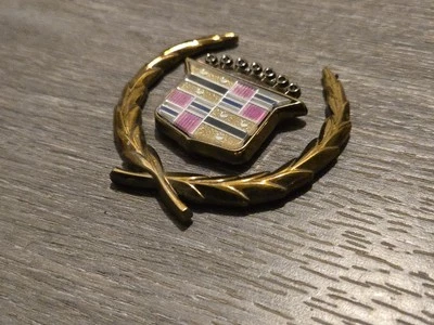 1990-1999 Cadillac Deville Rear Pillar Gold Wreath Emblem Pair Foto 1 de 4