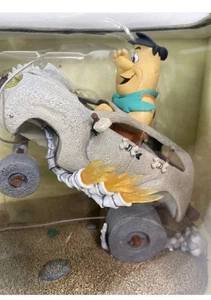 Serie 1 Hanna Barbera Fred Flintstones Figur in The Cruiser McFarlane Toys - Bild 1 von 17