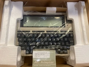 NUEVO STOCK ANTIGUO: Computadora portátil Tandy 102 vintage con manuales - Imagen 1 de 4