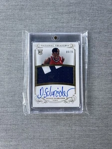 2013-14 RPA Dennis Schröder National Treasures GOLD Auto Aufnäher 06/25 Rookie - Bild 1 von 1