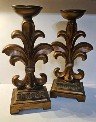 Juego de 2 Candelabros Fleur Di Lis Diseño Madera Aspecto Countrycore 13 1/2" Foto 1 de 4