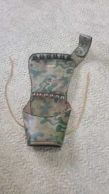 Vintage Neet Type Camouflage Archery Bow And Arrow Hip Quiver USA Made Browning - Image 1 of 4