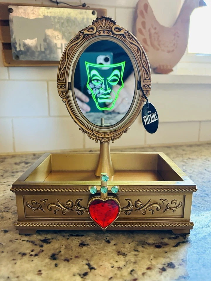 ¡Nueva bandeja de maquillaje Bath & Body Works Evil Queen! ¡Se enciende! Foto 1 de 1