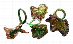 4 mundgeblasene Kunstglas Blumen kurzer gelockter Stiel braun gelb rot lila grün - Bild 1 von 19