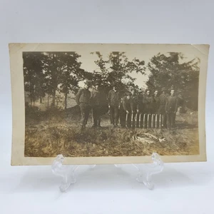 Foto antigua Mobridge Dakota del Sur hombres con proyectiles de artillería c 1920 - Imagen 1 de 3