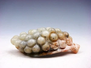 Antigua escultura de uvas talladas en piedra de jade de nefrita en hoja #04222313 - Imagen 1 de 6