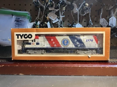 TYCO Mantua HO Alco Century 430 Bicentennial Diesel Engine Presidential Seal - Image 1 of 4