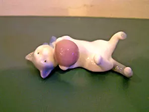 METZLER ORTLOFF DEUTSCHE MINIATUR PORZELLAN KATZENKÄTZCHEN MIT KUGEL SIGNIERTEM IMPORT - Bild 1 von 6
