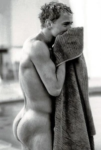 Nadador masculino junto a la piscina, secado con toalla, colección caballero gay 4x6 blanco y negro - Imagen 1 de 1