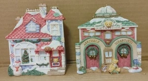 Cherished Teddies 1998 Our Cherished Neighborhood casa decorada y depósito de trenes - Imagen 1 de 5