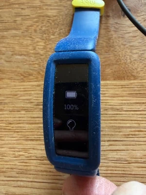 fitbit ACE 2 blau von Decathlon, Fitness Tracker für Kinder, aus 1. Hand - Bild 1 von 2