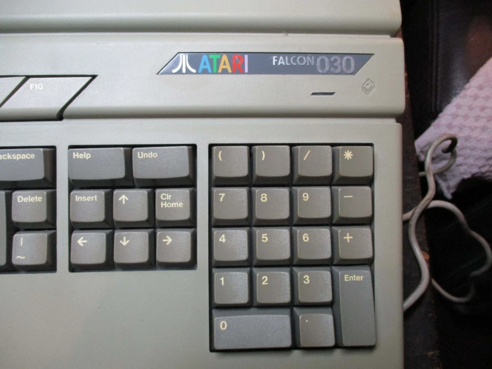 Atari Falcon 030 GER, mit Maus, VGA-Adapter, Doku, Disketten im Orginalkarton - Bild 1 von 4