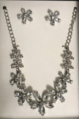 K&M Accesorios Collar y Pendientes Caja Set Estrás Flores Foto 1 de 4