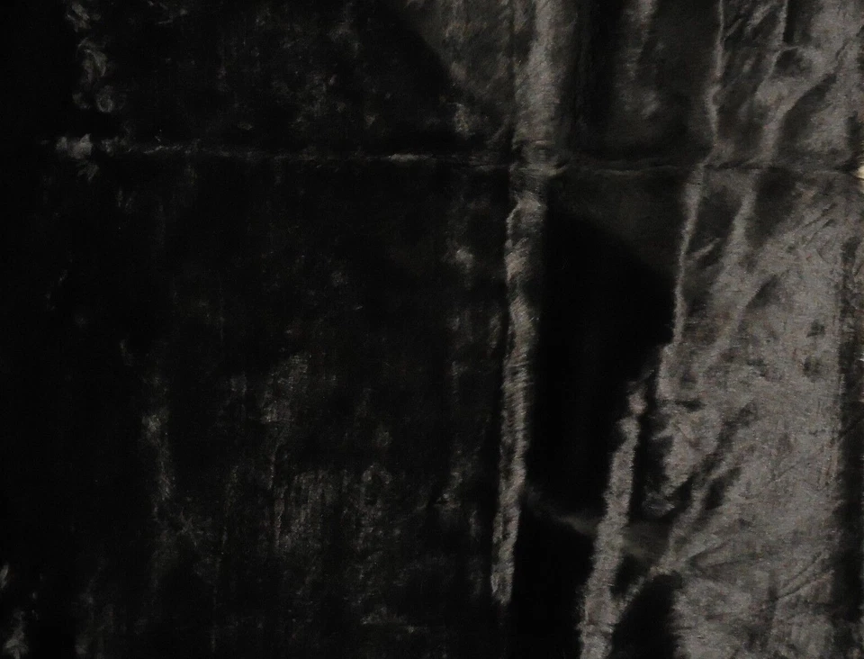 Tecido de pele preta falsa angorá sable | pilha curta | 72" de largura | por jarda - Imagem 1 de 3